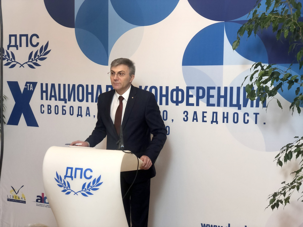 На първата по рода си онлайн отчетно-изборна конференция Мустафа Карадайъ бе преизбран за председател на Движението за права и свободи