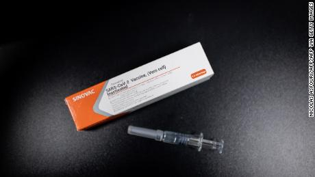 Западните кандидати са ясни, но какво знаем за CoronaVac - ваксината на Китай?  