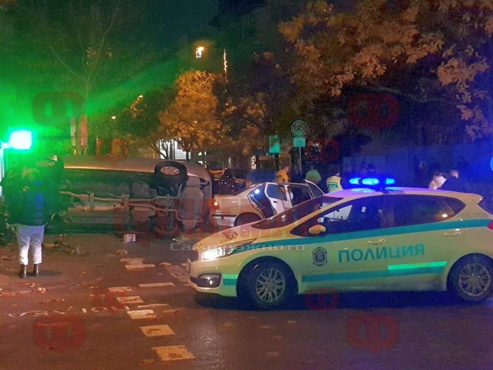 Свирепа и кървава катастрофа с Ауди и БМВ по тъмна доба в центъра на Бургас СНИМКИ 