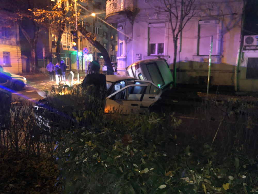 Свирепа и кървава катастрофа с Ауди и БМВ по тъмна доба в центъра на Бургас СНИМКИ 