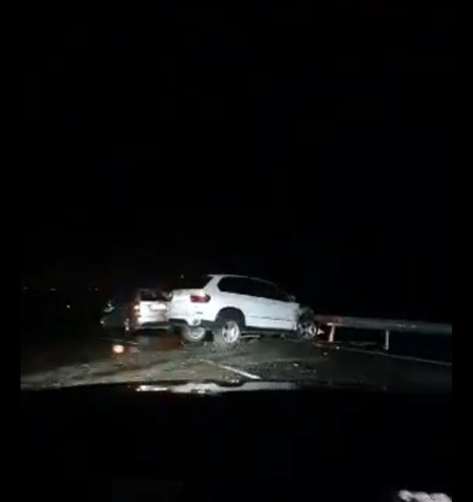 Зверска катастрофа до Равда! Джип БМВ се вряза в мантинелата СНИМКИ  