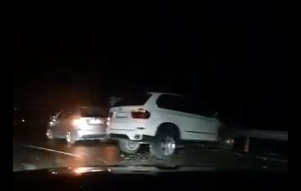 Зверска катастрофа до Равда! Джип БМВ се вряза в мантинелата СНИМКИ  