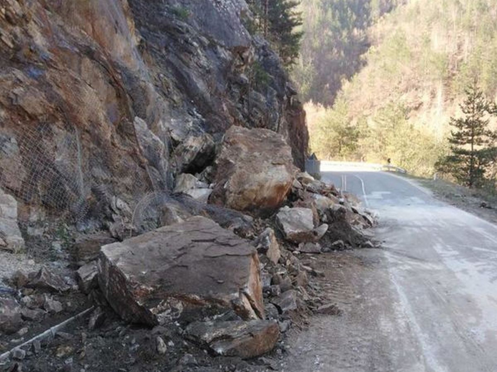 Камъни затрупаха кола в Прохода на републиката, семейство се спаси по чудо