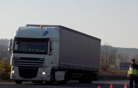 Шофьор в кабината на тир край София не дава признаци на живот, полиция го обгради 