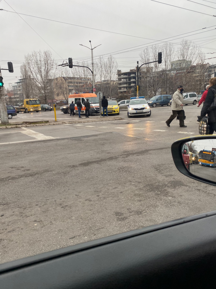 Първо в БЛИЦ! Меле с линейка и такси в София СНИМКИ