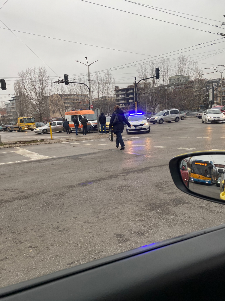 Първо в БЛИЦ! Меле с линейка и такси в София СНИМКИ