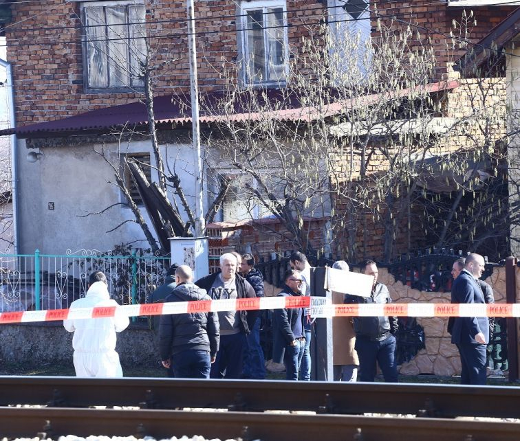 Гурбетчия се върна от Острова и закла невярната си съпруга пред децата им в Гложене, а сега... 