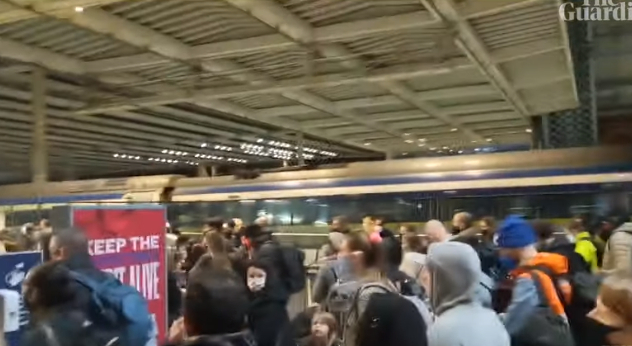Лондончани панически бягат от столицата заради новия мутант на К-19! ВИДЕО