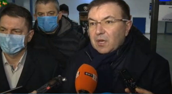 Двама министри обясниха защо са кацнали 3 самолета с 677 пътници от Великобритания въпреки забраната