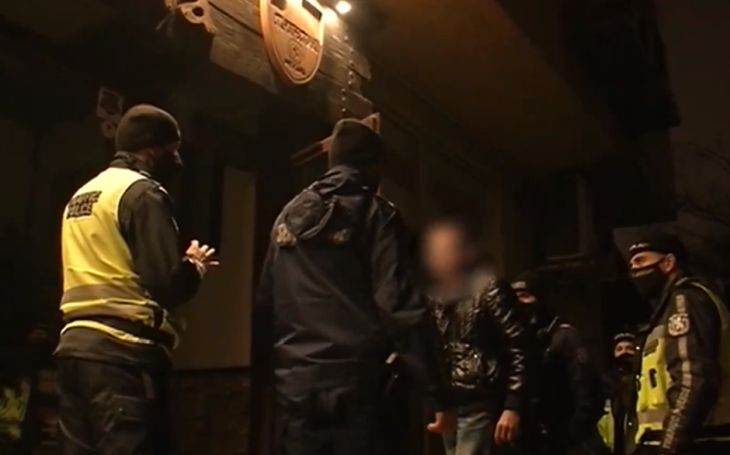 Полицаи обсадиха затворена кръчма в Търново и вижте на какво се натъкнаха ВИДЕО