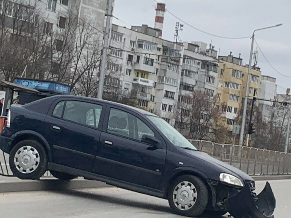 Невиждана катастрофа във Варна! Опел прелетя в... СНИМКИ