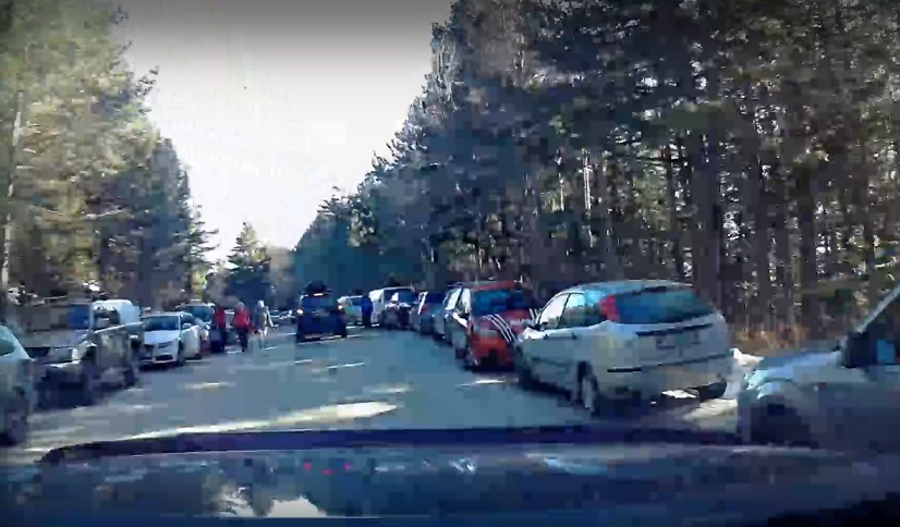 Шокиращо ВИДЕО с 3-км задръстване от стотици коли на Витоша край хижа "Алеко" 