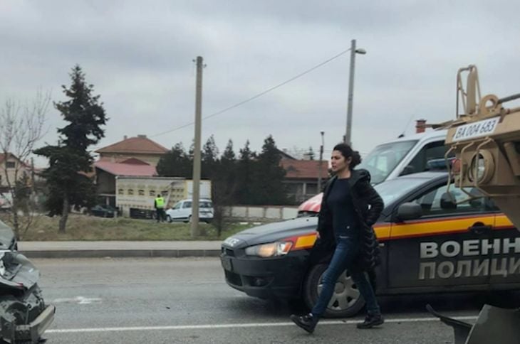 Зрелищни СНИМКИ: Армейски бронетранспортьор размаза лека кола насред Казичене 