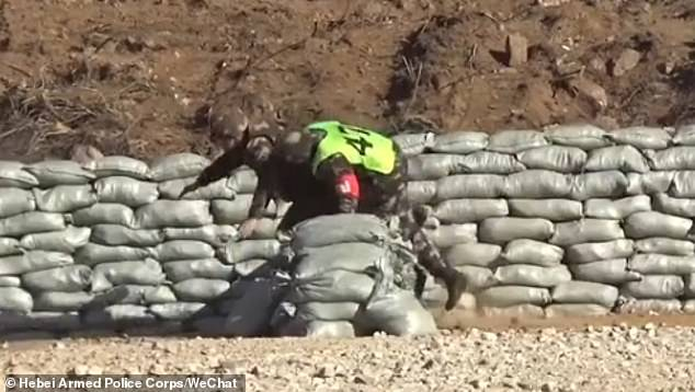 Драматично ВИДЕО: Войник изпусна граната и миг преди взрива...