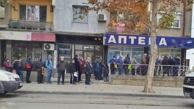Лудост в София! Километър опашка заради лекарство, помагащо и в трите фази на К-19!