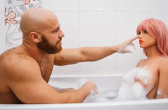 Културист, женен за секс кукла, осъмна с разбито сърце – любимата му се счупи СНИМКИ