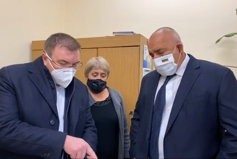 Ваксините пристигнаха в Пловдив и Борисов веднага.... ВИДЕО