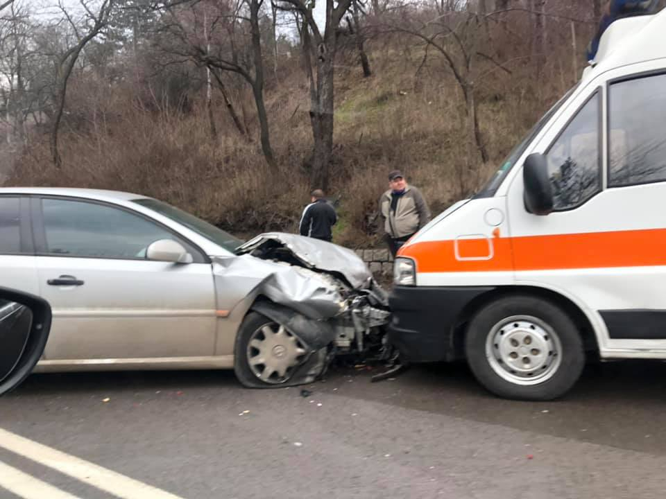 Извънредно в БЛИЦ! Тежка катастрофа с линейка в София СНИМКИ
