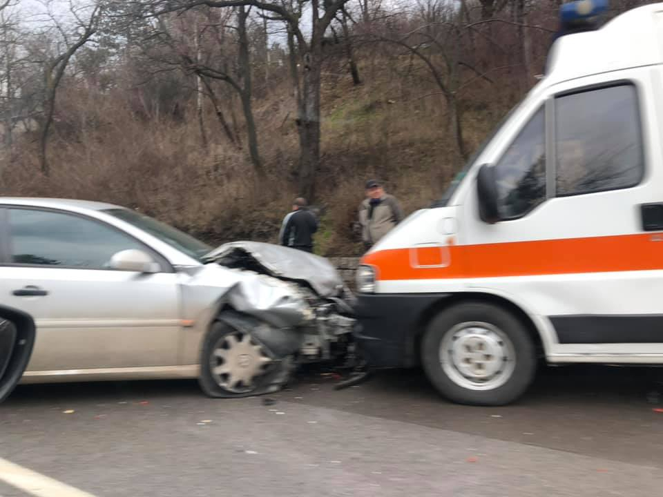 Извънредно в БЛИЦ! Тежка катастрофа с линейка в София СНИМКИ