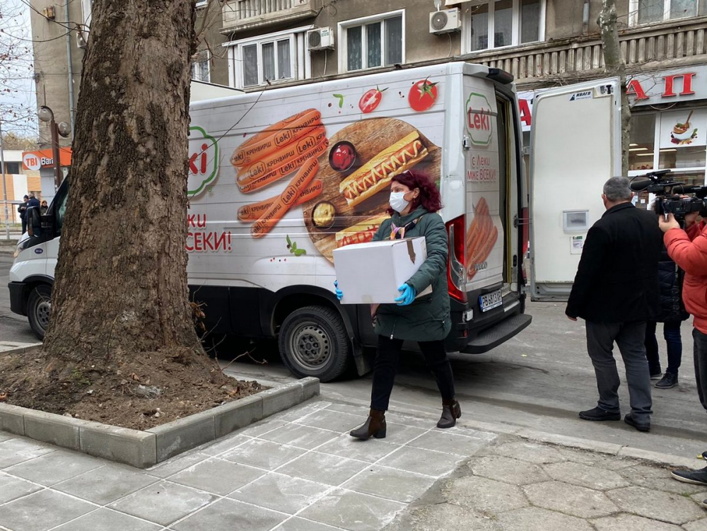 Стана ясно защо бус на кренвирши "Леки" докара ваксините в Пловдив и Бургас СНИМКИ