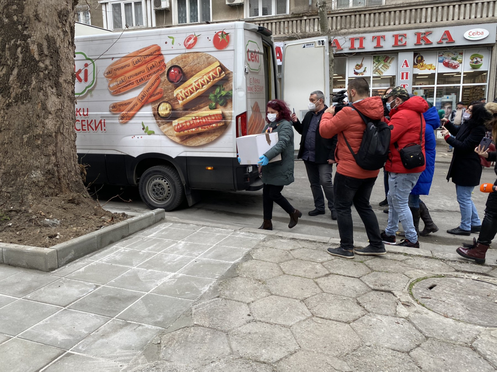 Стана ясно защо бус на кренвирши "Леки" докара ваксините в Пловдив и Бургас СНИМКИ
