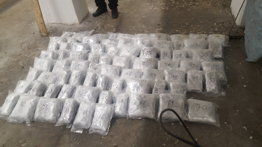 Митничари тарашиха македонска "Киа" на ГКПП "Капитан Андреево" и се натъкнаха на нещо шокиращо СНИМКИ