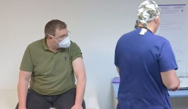 Официално: Ваксинираха първите българи ВИДЕО