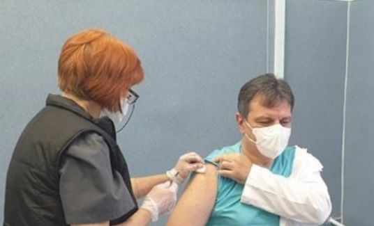 Ваксиниралият се д-р Симидчиев проплака: Изпитвам болка в... ВИДЕО