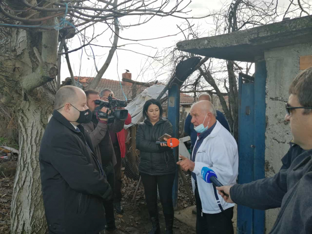 Бандити с ножове нахлуха посред нощ в дома на старец в Сливенско и го смляха от бой за 150 лв. 