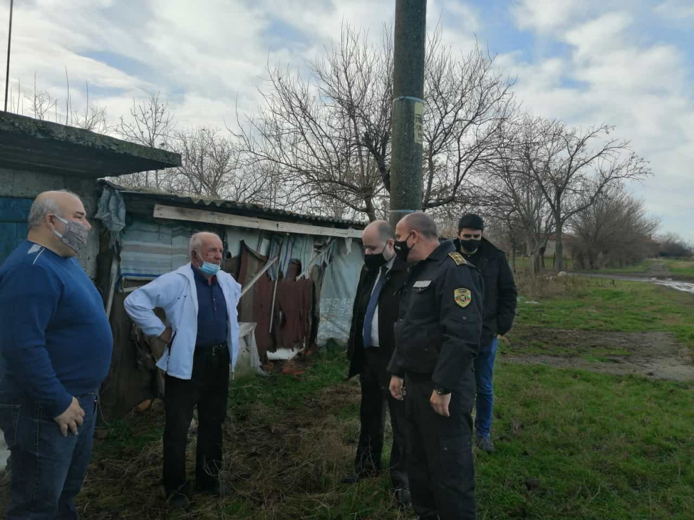 Бандити с ножове нахлуха посред нощ в дома на старец в Сливенско и го смляха от бой за 150 лв. 