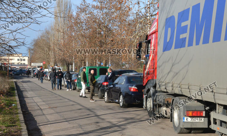 Пари като шума: Опашка от луксозни автомобили се изви пред КАТ-Хасково СНИМКИ 