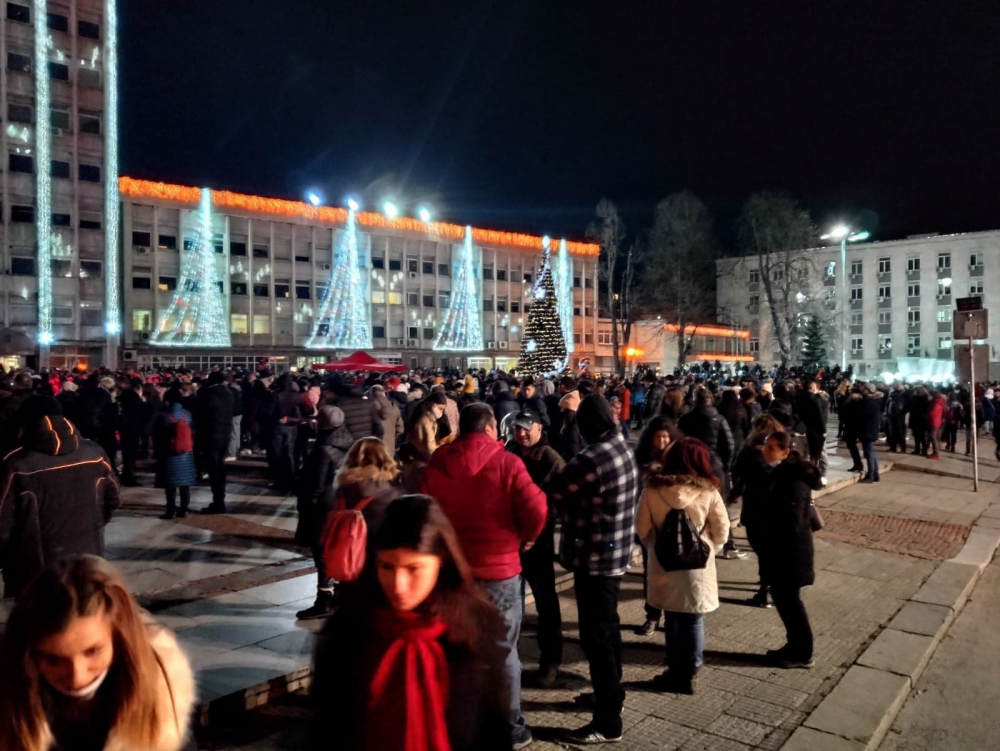 Скандално! Стотици габровци без маски препълниха площада, за да посрещнат новата година първи ВИДЕО 