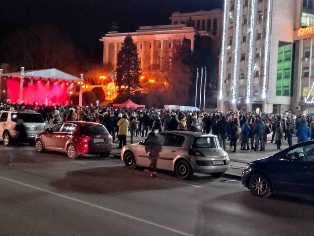Скандално! Стотици габровци без маски препълниха площада, за да посрещнат новата година първи ВИДЕО 