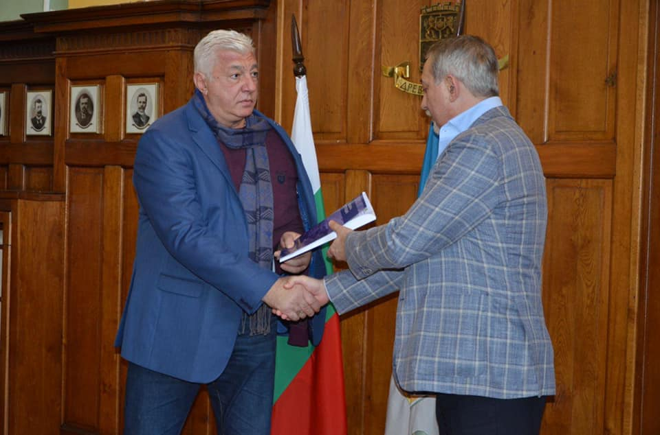 Пловдив: Подписан е и договорът за изграждането на стадион "Локомотив"
