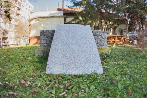 Само ден оцеля възстановената плоча на Петимата от РМС СНИМКИ