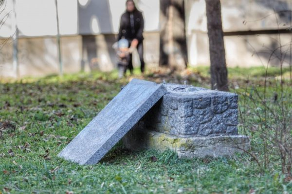 Само ден оцеля възстановената плоча на Петимата от РМС СНИМКИ