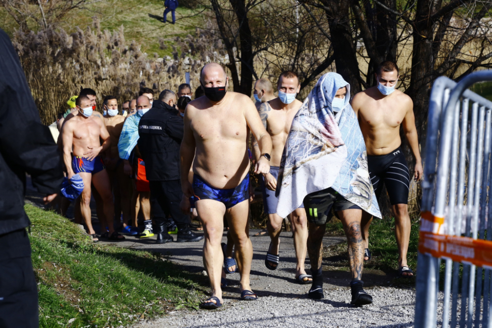 Фоторепортаж в БЛИЦ! Ето кой хвана кръста на Йордановден в София