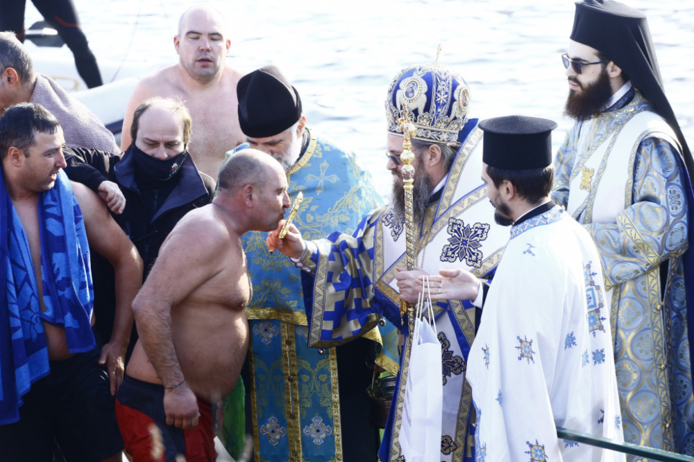 Фоторепортаж в БЛИЦ! Ето кой хвана кръста на Йордановден в София