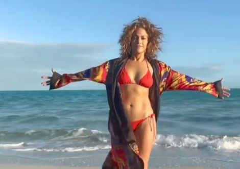 Джей Ло в мини червени бикини взриви мрежата с ВИДЕО 18+ 
