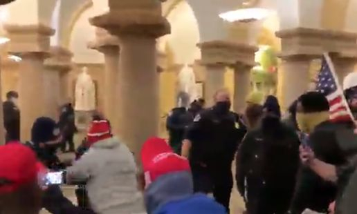 Демонстранти нахлуха в Капитолия! Чуват се изстрели, тече евакуация ВИДЕО