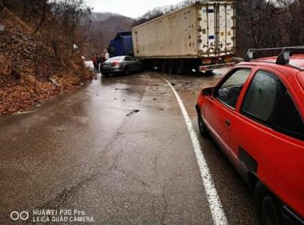 Първо в БЛИЦ! Зверско меле край Самоков ВИДЕО