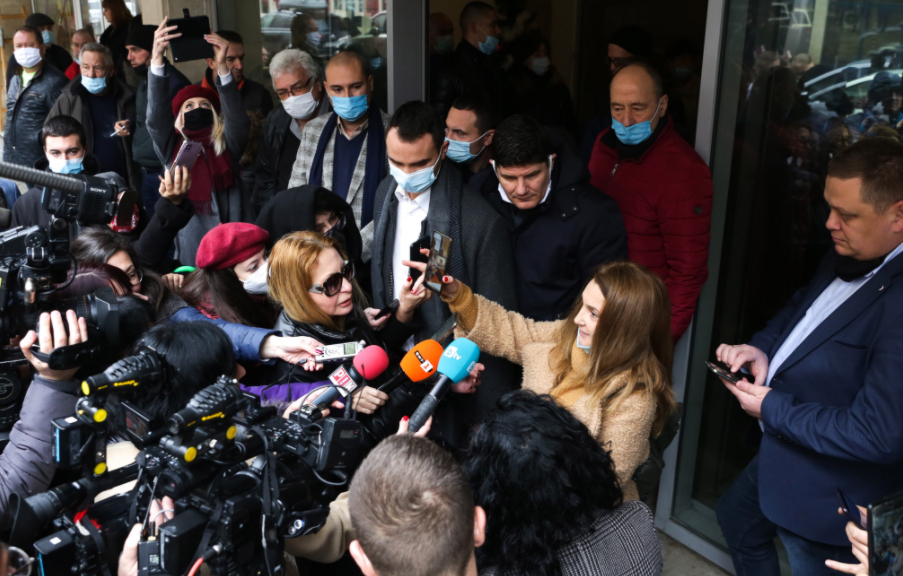Пловдивските социалисти обсадиха "Позитано" 20, искат среща с Нинова ВИДЕО