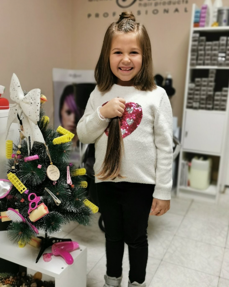 Малката Дени от Търново отряза косата си, за да...