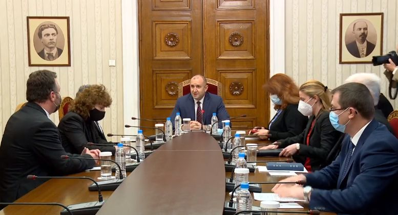 Дясната ръка на Слави с маска "Мутри вън" при президента, Трифонов отсвири Радев за консултациите 