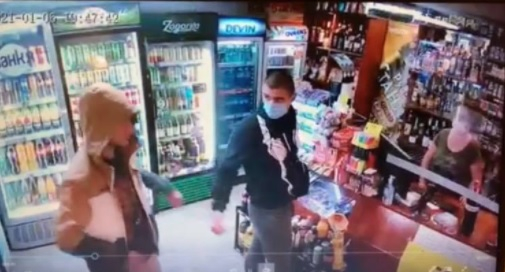 Нагли наркомани отмъкнаха от магазин буркан с дарения 