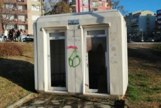 Потрес! Шокиращи СНИМКИ на обществените тоалетни в парк в Благоевград 