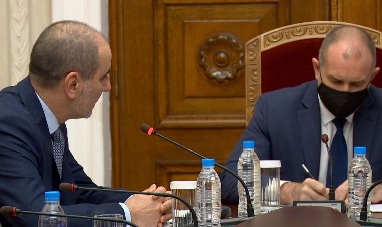 Цветанов шикалкави пред Радев - сопна му се за изборите, но се ожали от... ВИДЕО