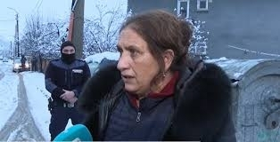 Близките на убитото 8-г. момче се събраха пред полицията в Мездра и...