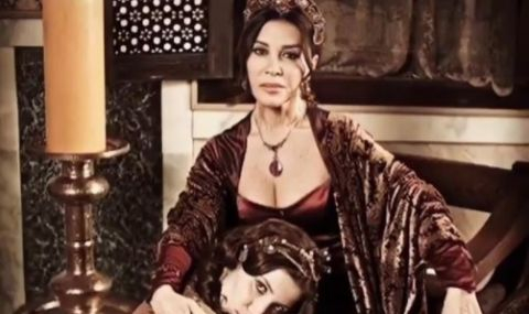 Валиде Султан слага в джоба си засукани красавици дори и на 76 г. СНИМКИ 