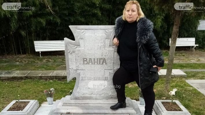 Кощунство и простотия: Жена гази гроба на Ванга с ботуш заради... СНИМКИ 